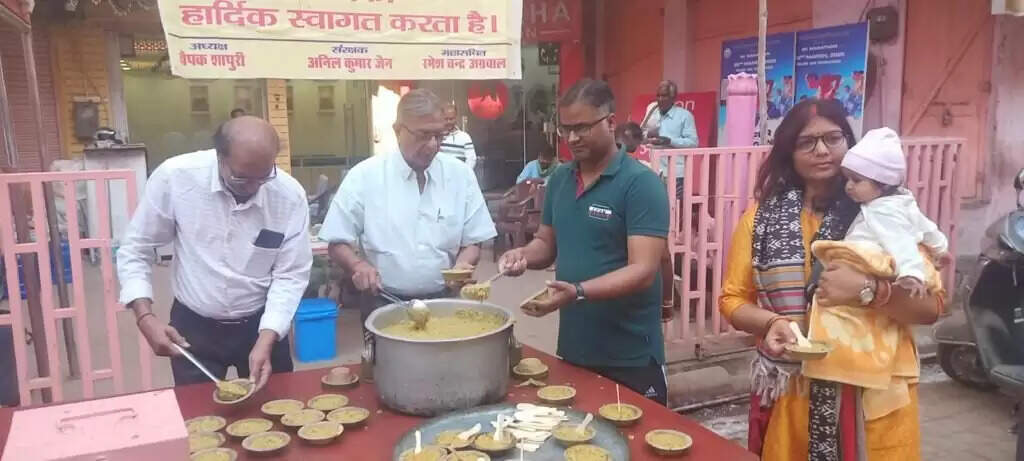 Free Food Distribution : संकल्प अन्नक्षेत्र ने संकटमोचन मंदिर में भोग अर्पित कर श्रद्धालुओं में किया प्रसाद वितरण