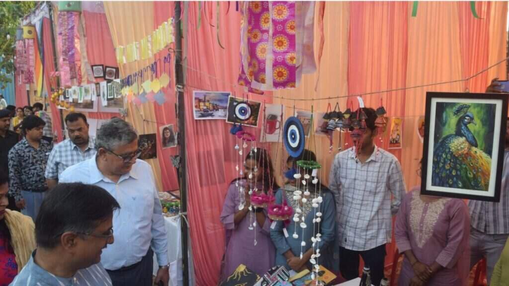 MGKVP Art Exhibition : वार्षिक कला प्रदर्शनी एवं कला मेले का शुभारंभ, कुलपति प्रो. आनन्द कुमार त्यागी ने किया उद्घाटन