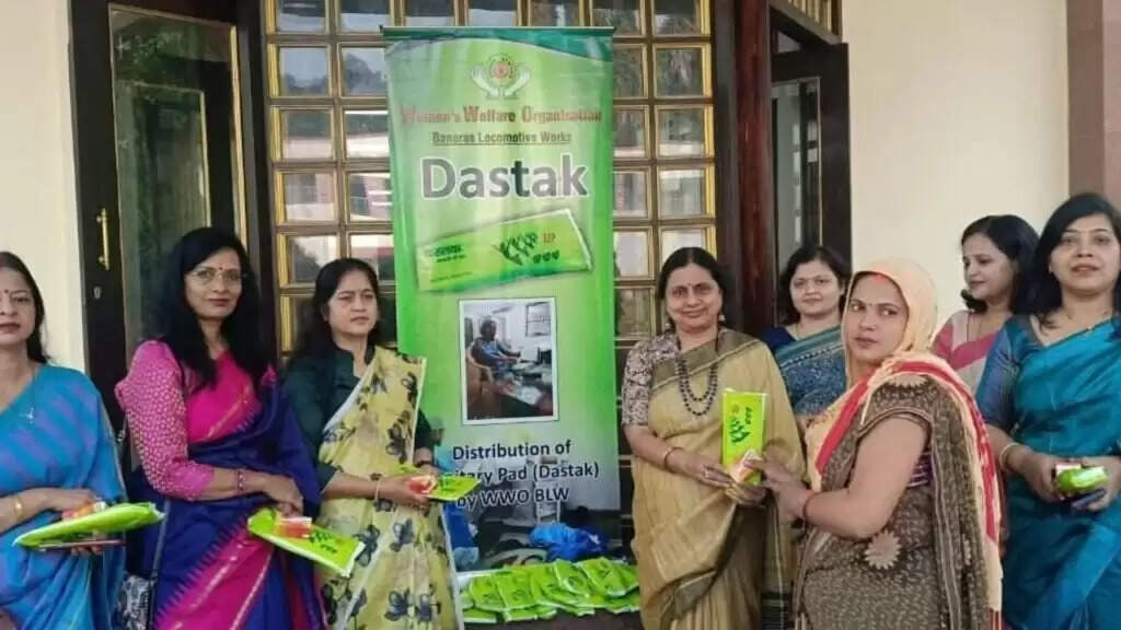 बनारस रेल इंजन कारखाना में महिलाओं के स्वास्थ्य के प्रति जागरूकता अभियान, सेनेटरी नैपकिन का वितरण