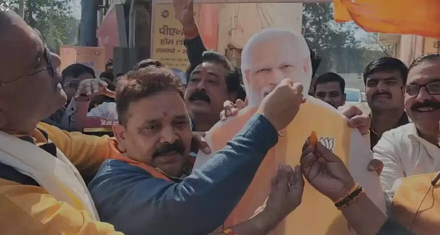 दिल्ली और मिल्कीपुर उपचुनाव में बीजेपी की जीत पर काशी में जश्न, कार्यकर्ताओं ने बांटी मिठाइयाँ