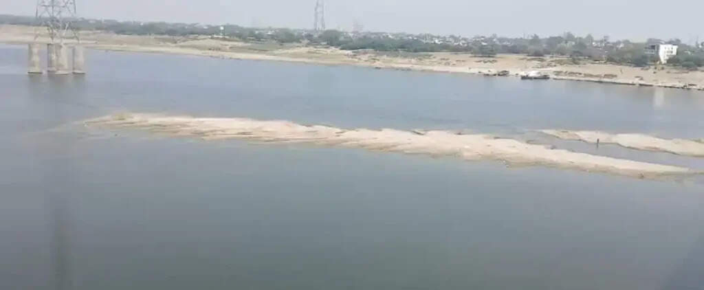 Ganga Saptami : गंगा की गिरती सेहत पर चिंता, प्रोफेसर बीडी त्रिपाठी बोले- अब स्वच्छता नहीं, जलस्तर बड़ा संकट