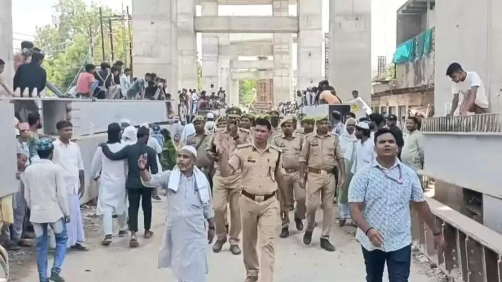 Varanasi: मोहर्रम जुलूस को लेकर वाराणसी पुलिस अलर्ट, संवेदनशील क्षेत्रों में फ्लैग मार्च और ड्रोन से निगरानी