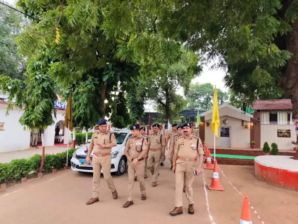 ADG वाराणसी ने मीरजापुर पुलिस लाइंस का किया औचक निरीक्षण, प्रशिक्षण व्यवस्था को बताया संतोषजनक