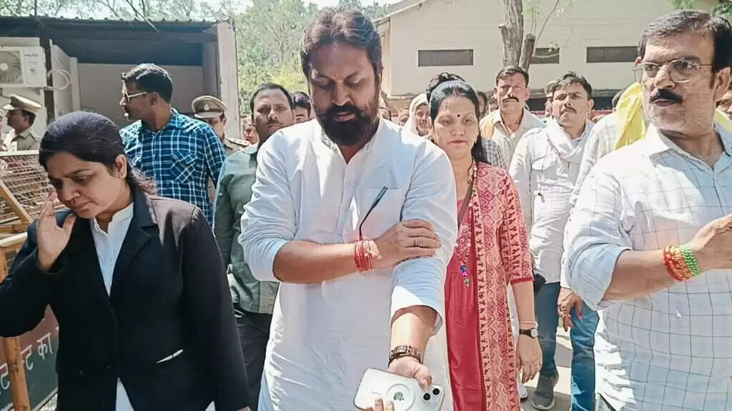 Karni Sena protest : करणी सेना का जिलामुख्यालय पर प्रदर्शन, सपा नेताओं हरीश मिश्रा और संदीप मिश्रा पर फूटा गुस्सा