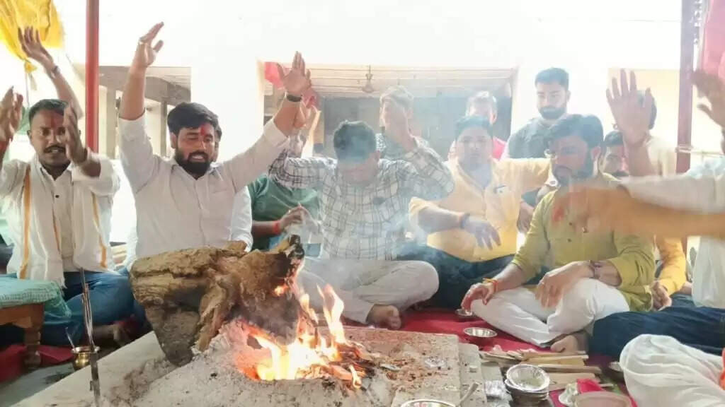 CM Yogi Adityanath 53rd Birthday: सारंगनाथ मंदिर में मना सीएम योगी का जन्मदिन, युवाओं ने हवन-पूजन कर की दीर्घायु की प्रार्थना