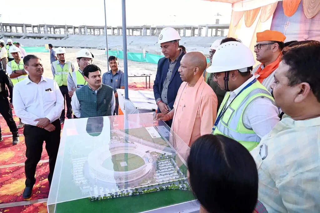UP CM : मुख्यमंत्री योगी आदित्यनाथ ने दो दिवसीय काशी दौरे पर गंजारी अंतरराष्ट्रीय क्रिकेट स्टेडियम का निरीक्षण किया