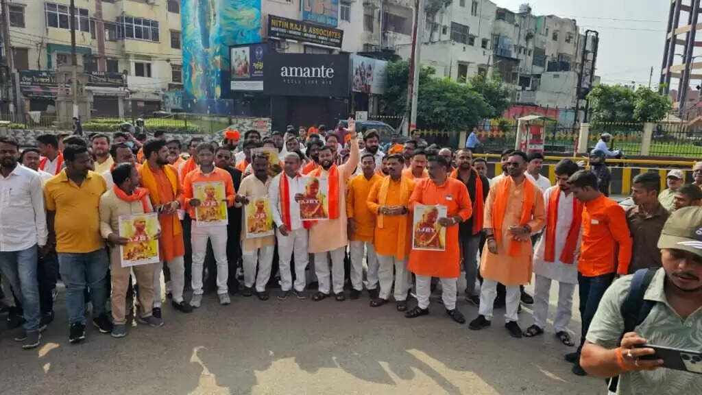 Varanasi: योगी आदित्यनाथ पर बनी फिल्म "अजय" ने भरा जोश, कार्यकर्ताओं ने संघर्ष से ली प्रेरणा