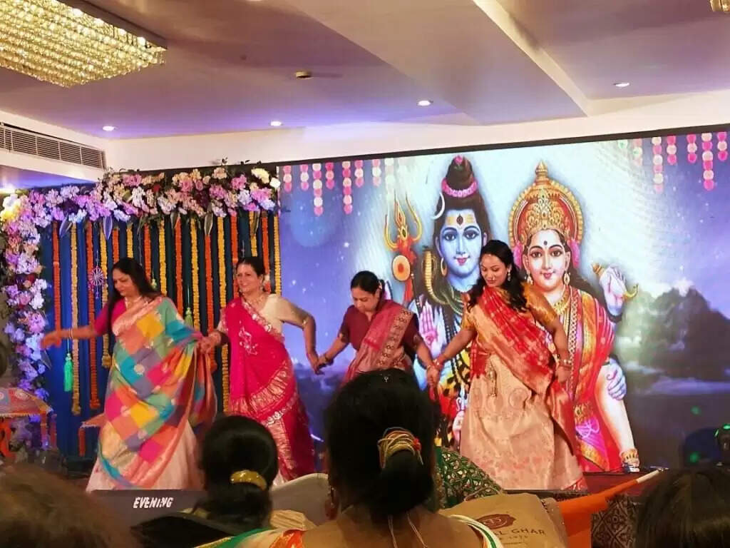 Varanasi : रोटरी नार्थ क्लब ने धूमधाम से मनाया तीजोत्सव, साइबर क्राइम से बचाव पर दी गई जानकारी