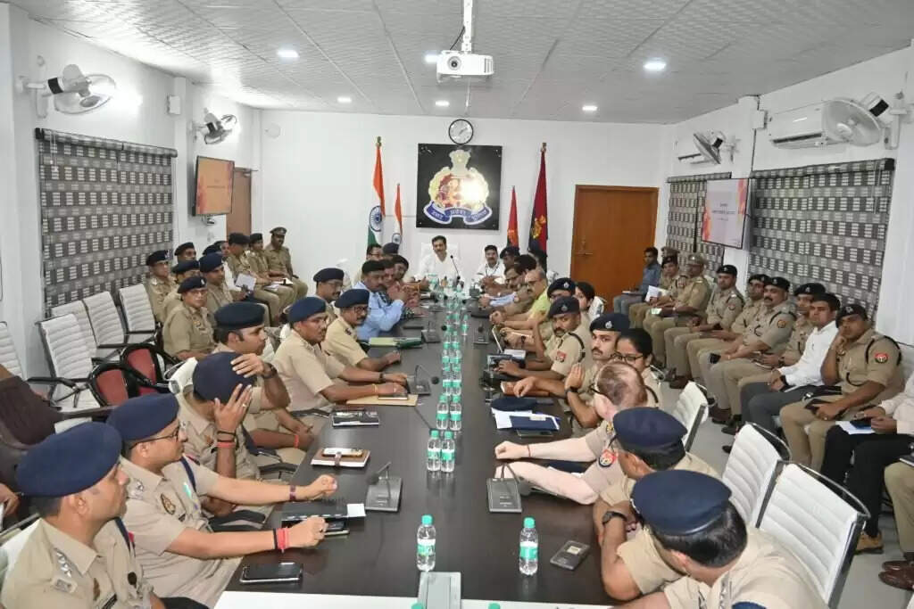 Varanasi Police : Pm Modi के आगमन को लेकर पुलिस हाई अलर्ट पर,पुलिस आयुक्त ने की पूर्व ब्रीफिंग, राजपत्रित अधिकारियों को दिए कड़े निर्देश