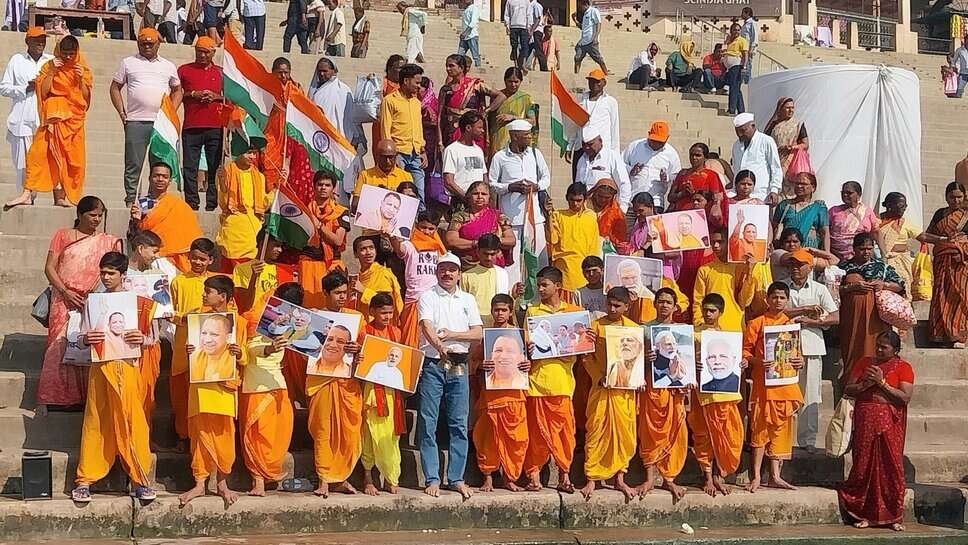 Varanasi : योगी सरकार के 8 वर्ष पूर होने पर बटुकों ने उतारी मां गंगा की आरती