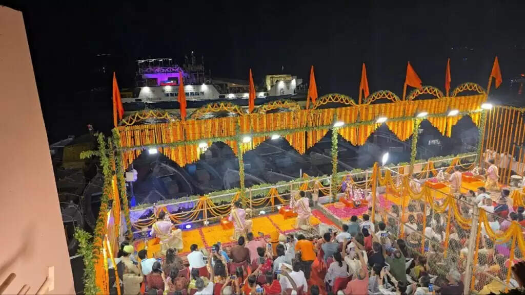 वाराणसी की गंगा आरती देख मॉरीशस पीएम और उनकी पत्नी हुई अभिभूत, कहा- ऐसा अद्धभुत...