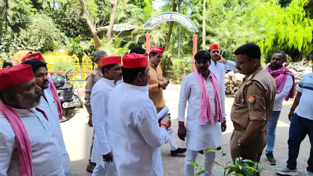 BJP-SP Conflict : अखिलेश यादव का पुतला दहन,सपा कार्यकर्ताओं का फूटा गुस्सा, कोतवाली में प्रदर्शन