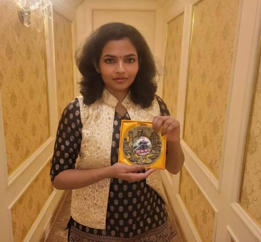 Banarasi Silk Designer : काशी की बेटी आकांक्षा सिंह को वियतनाम में मिला अंतरराष्ट्रीय सम्मान