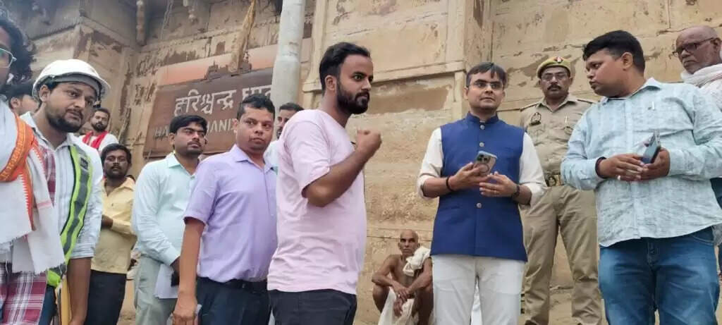 DM ने हरिश्चंद्र घाट का किया निरीक्षण, सिल्ट हटाने और स्वच्छता पर दिए निर्देश