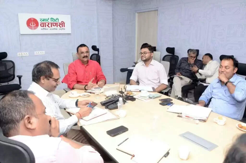 Varanasi : महापौर ने अधिकारियों संग की समीक्षा बैठक, शहर से अतिक्रमण हटाने के दिए सख्त निर्देश