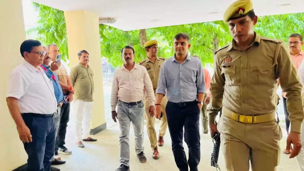 Varanasi: ईवीएम-वीवीपैट वेयरहाउस का डीएम सत्येंद्र कुमार ने किया निरीक्षण, सुरक्षा व्यवस्था के कड़े निर्देश