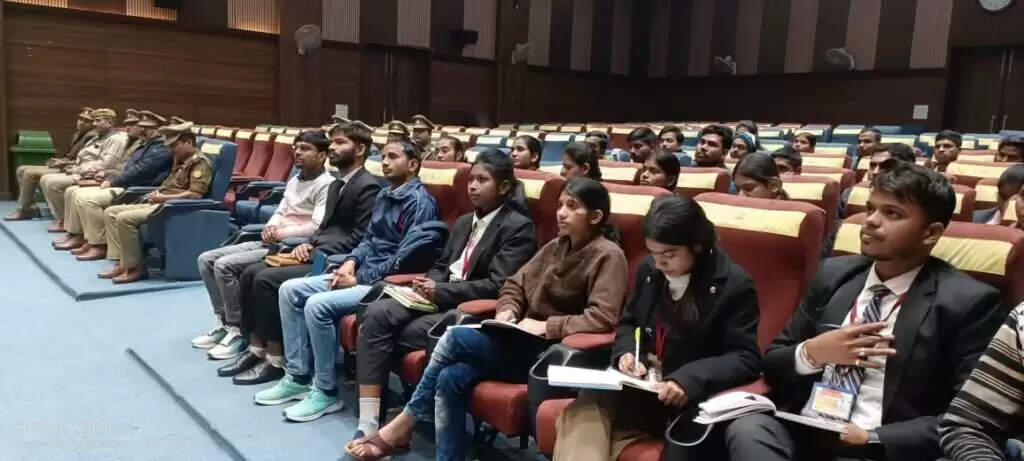 SPEL Programme 2.0: छात्र-छात्राओं को किया गया जागरूक, दी गई महिलाओं खिलाफ अपराध और साइबर क्राइम की जानकारी