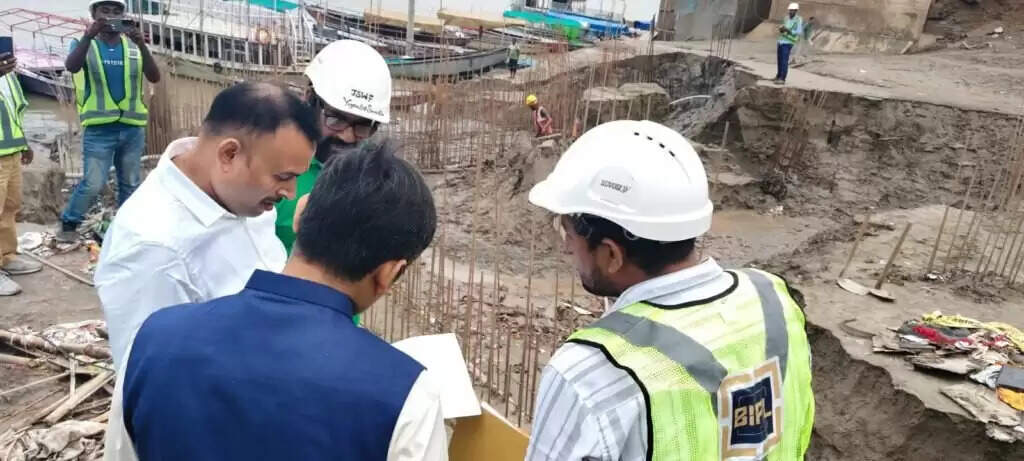 DM ने हरिश्चंद्र घाट का किया निरीक्षण, सिल्ट हटाने और स्वच्छता पर दिए निर्देश