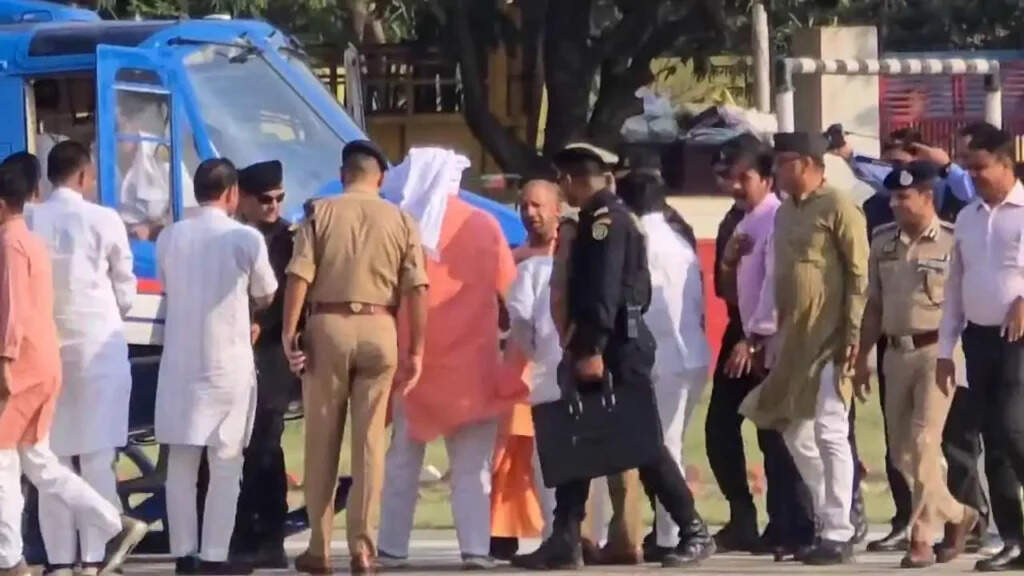 CM Yogi : वाराणसी पहुंचे मुख्यमंत्री योगी आदित्यनाथ, बुद्ध पूर्णिमा कार्यक्रम में होंगे शामिल, करेंगे विकास कार्यों की समीक्षा