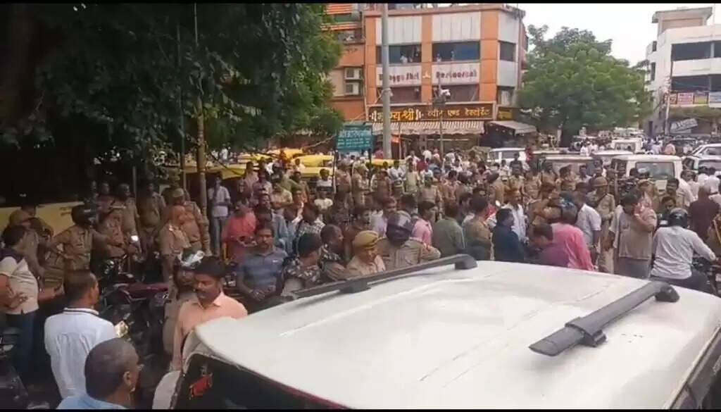 Varanasi : कचहरी परिसर में वकीलों का हंगामा, दरोगा समेत दो पुलिसकर्मियों को पीटा, BHU ट्रामा सेंटर रेफर