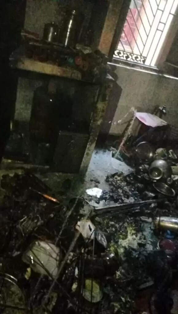 शॉर्ट सर्किट से लगी आग, लंका पुलिस की तत्परता से टला बड़ा हादसा