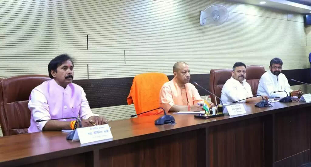 वाराणसी में CM Yogi की उच्चस्तरीय समीक्षा बैठक, विकास परियोजनाओं में तेजी और कानून व्यवस्था पर विशेष जोर