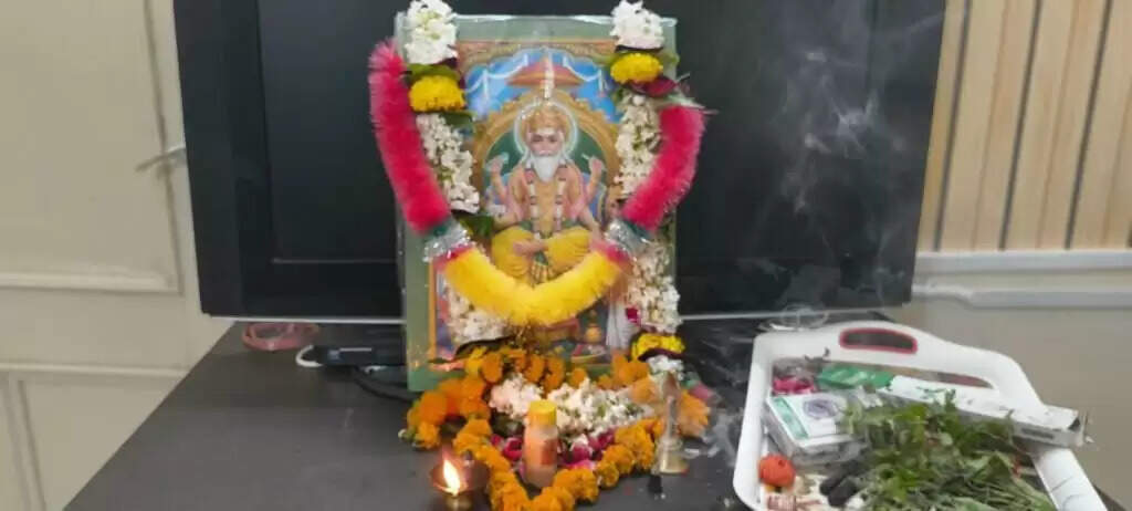Vishwakarma Puja 2025: Benaras Global Times में धूमधाम से मना विश्वकर्मा पूजा, आदिशिल्पी का हुआ पूजन