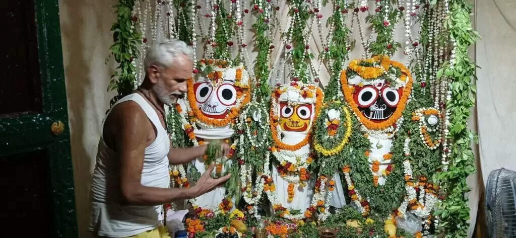 Varanasi : 15 दिनों बाद स्वस्थ हुए भगवान जगन्नाथ, भक्तों को दर्शन के लिए खुले कपाट