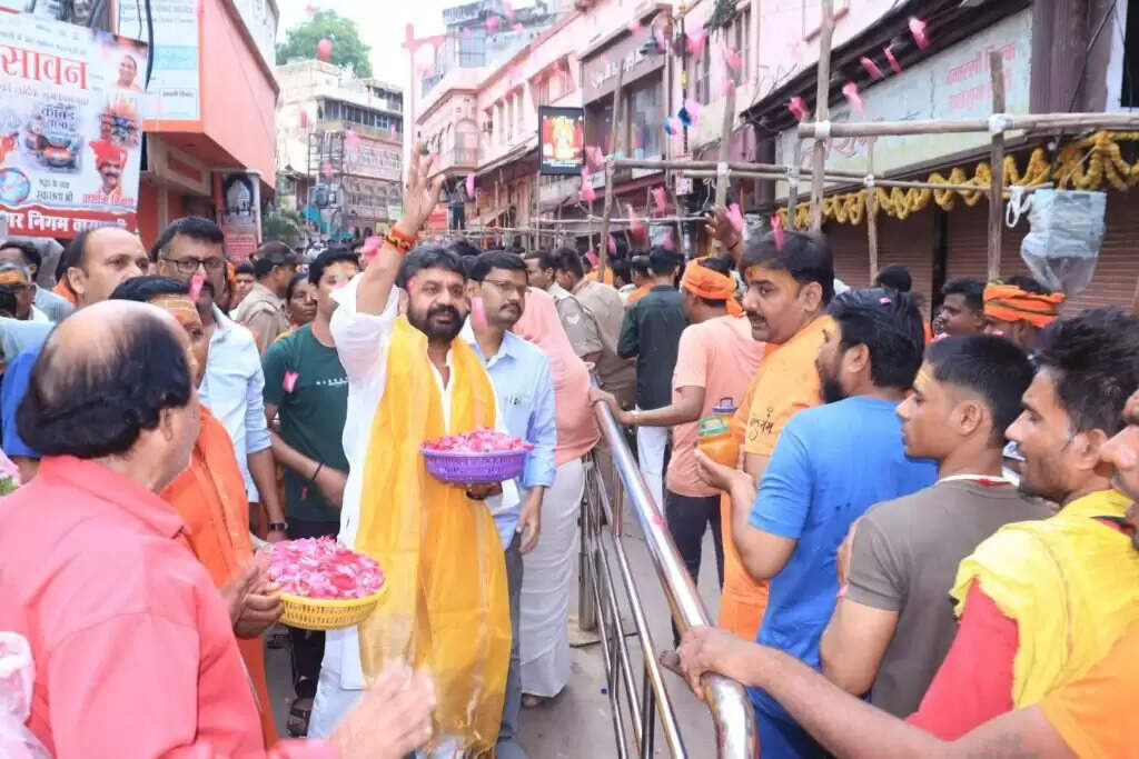 Nemi Bhakt Mandal: श्रावण में आस्था के संग सेवा का संगम, काशी में नेमी भक्त मंडल ने बांटा फलाहार