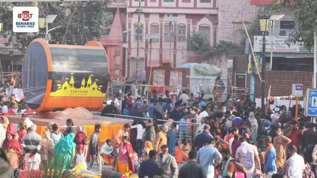 काशी में माघी पूर्णिमा पर गंगा में डुबकी के बाद बाबा विश्वनाथ के दर्शन के लिए उमड़ी भीड़