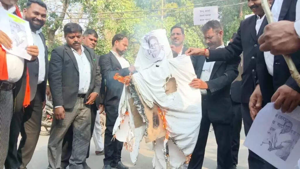 District Court : वाराणसी में अधिवक्ताओं ने फूंका ममता बनर्जी का पुतला, बंगाल में हिंदुओं पर हो रहे अत्याचार का जताया विरोध