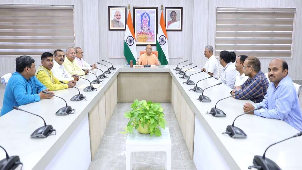 CM Yogi से मिला पत्रकारों का प्रतिनिधिमंडल, आवास, चिकित्सा और पेंशन समेत कई मांगों को लेकर सौंपा ज्ञापन