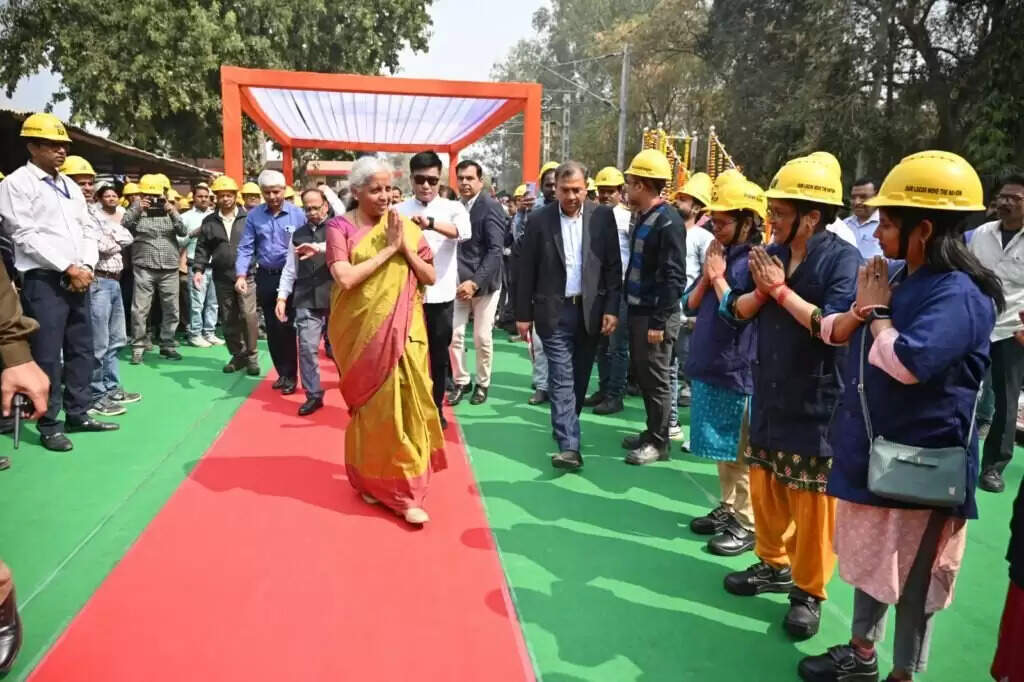 वाराणसी में वित्त मंत्री निर्मला सीतारमण ने किया बरेका निर्मित विद्युत रेल इंजन WAP-7 का लोकार्पण