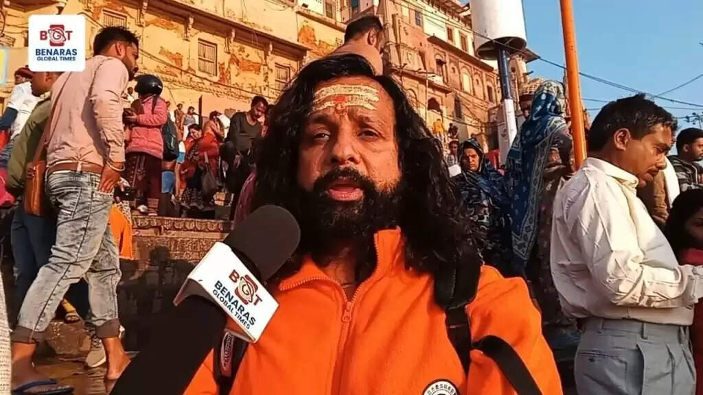 काशी में माघी पूर्णिमा पर गंगा में डुबकी के बाद बाबा विश्वनाथ के दर्शन के लिए उमड़ी भीड़