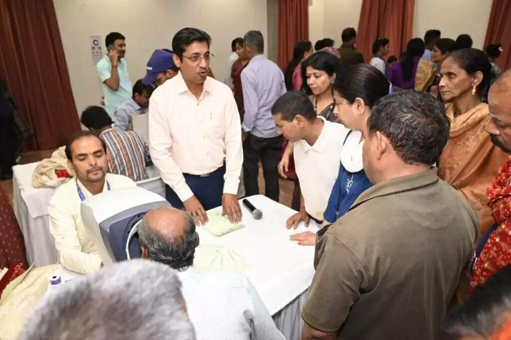 वाराणसी में निःशुल्क नेत्र परीक्षण और मोतियाबिंद शिविर का आयोजन, 375 से अधिक रोगियों को मिला लाभ