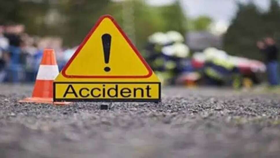 Road Accident :  मोहनसराय हाईवे पर ट्रक की चपेट में आने से बाइक सवार मैकेनिक गंभीर रूप से घायल