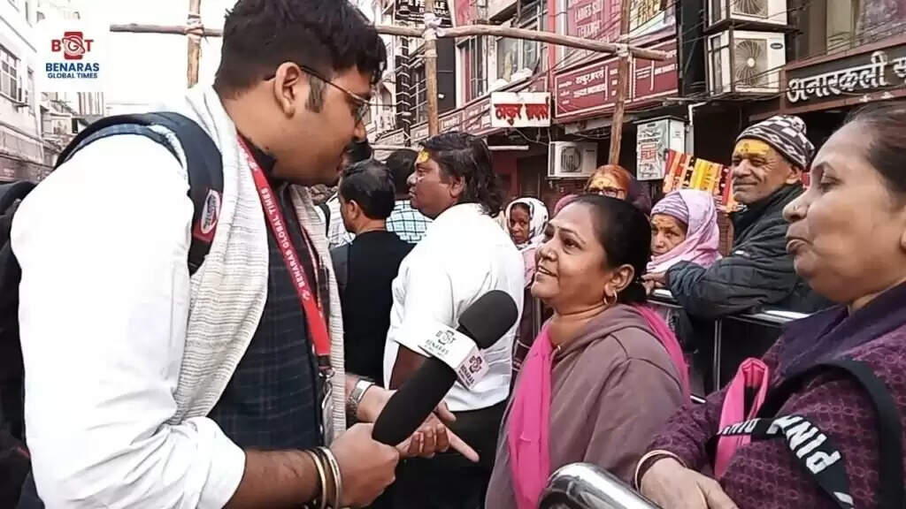 काशी में माघी पूर्णिमा पर गंगा में डुबकी के बाद बाबा विश्वनाथ के दर्शन के लिए उमड़ी भीड़