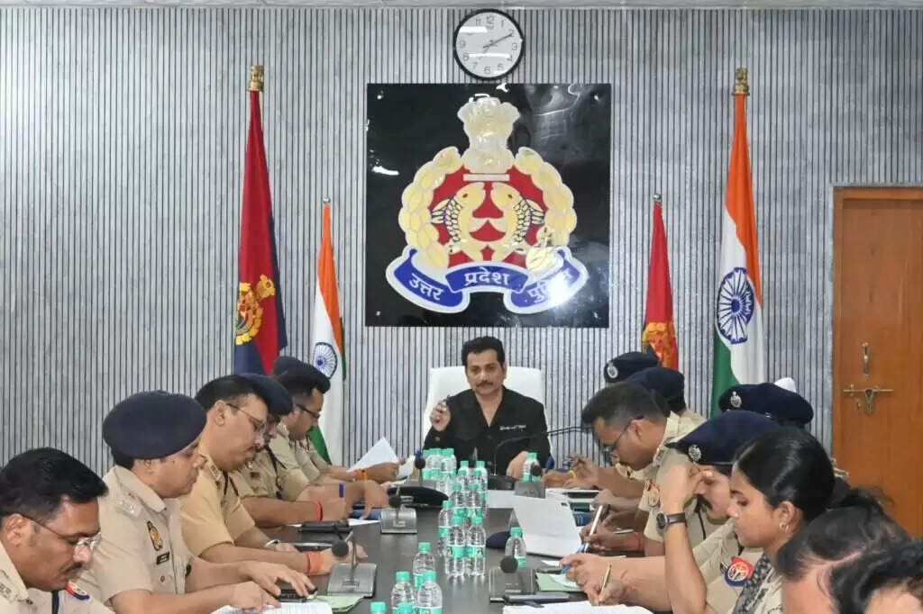CM Yogi : मुख्यमंत्री के वाराणसी दौरे को लेकर पुलिस आयुक्त ने की सुरक्षा तैयारियों की समीक्षा, अधिकारियों को दिए कड़े निर्देश