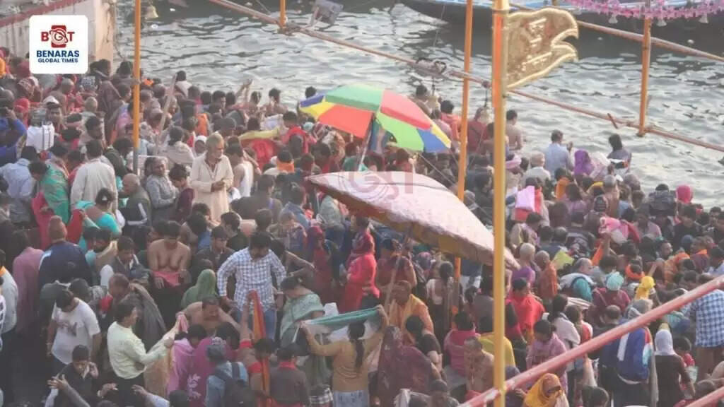 काशी में माघी पूर्णिमा पर गंगा में डुबकी के बाद बाबा विश्वनाथ के दर्शन के लिए उमड़ी भीड़