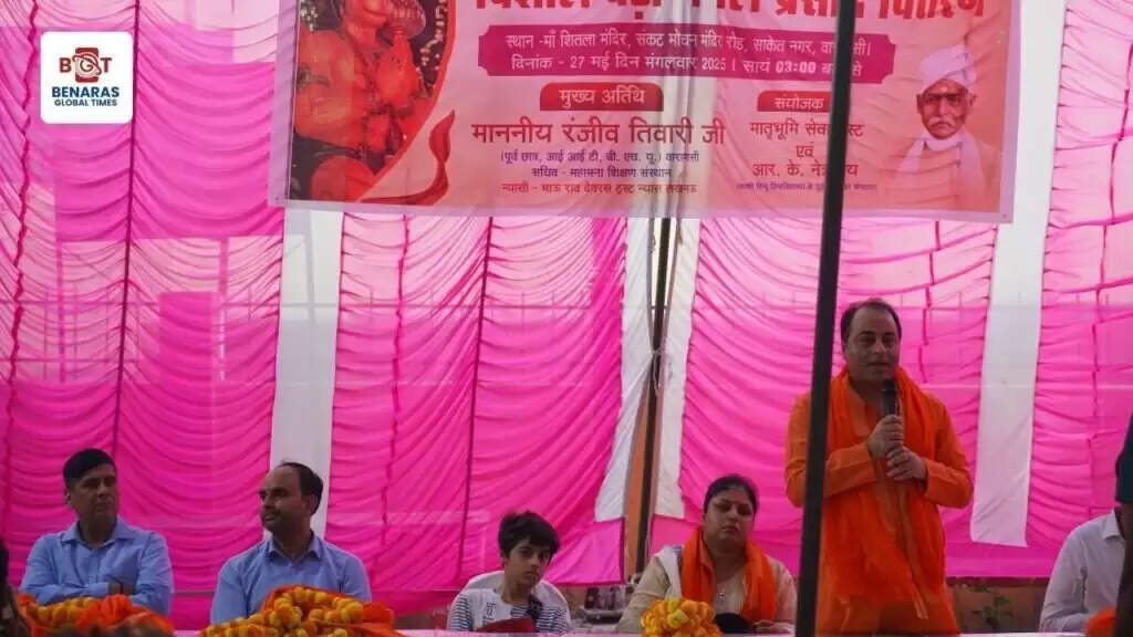 बड़ा मंगल पर 100 से अधिक श्रद्धालुओं ने लिया प्रसाद, RK Netralaya के डॉ. आर.के. ओझा को निःशुल्क मोतियाबिंद ऑपरेशन के लिए किया सम्मानित