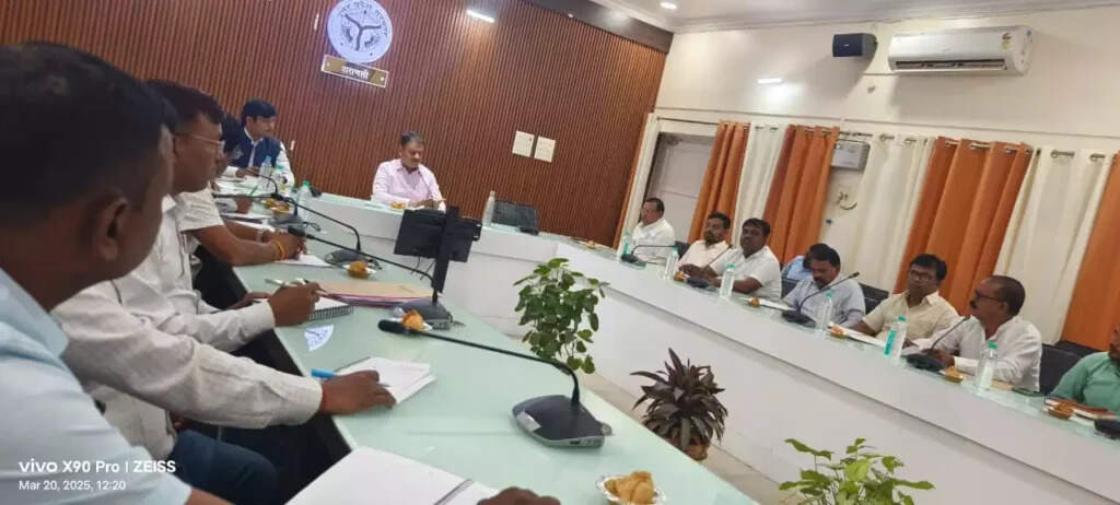 Varanasi Voter List 2025 : डीएम एस. राजलिंगम ने पारदर्शी चुनाव के लिए की अहम बैठक