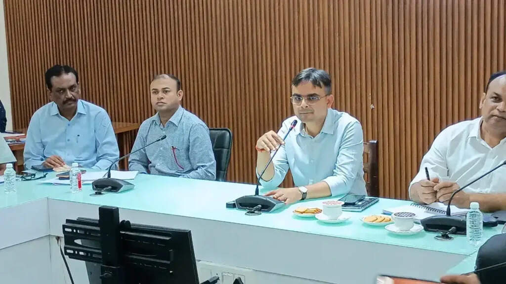 Varanasi DM : नए जिलाधिकारी सत्येंद्र कुमार ने संभाला मोर्चा, जमीनी समस्याओं पर जताई सख्त कार्यवाही की मंशा