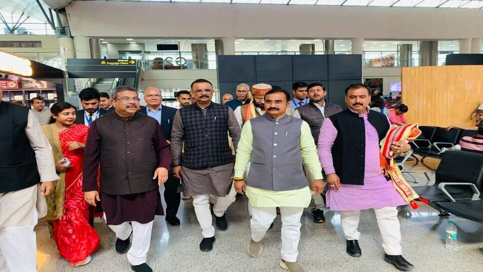 वाराणसी पहुंचे केंद्रीय मंत्री धर्मेंद्र प्रधान, काशी तमिल संगमम् में होंगे शामिल