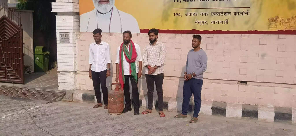 LPG Price Hike Protest : गैस सिलेंडर की कीमतों में बढ़ोतरी के खिलाफ सपा का प्रदर्शन, पीएम जनसंपर्क कार्यालय के बाहर जताया विरोध