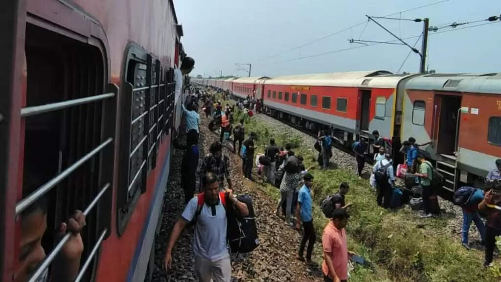 Kamakhya Express Derail: कामाख्या एक्सप्रेस पटरी से उतरी, एक की मौत, कई घायल