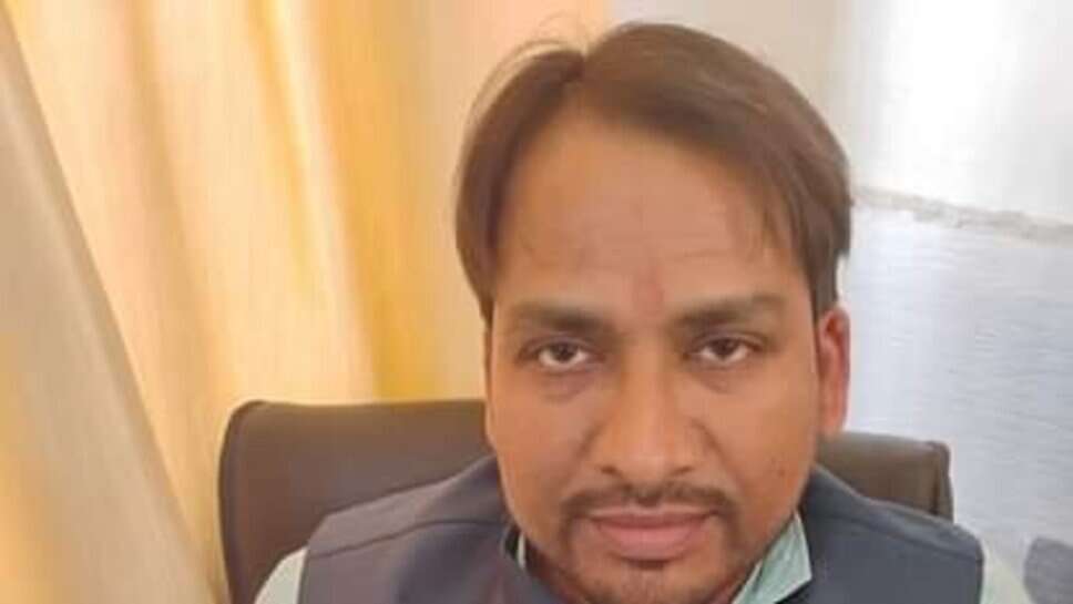 चेतगंज में एंटी करप्शन की कार्रवाई, सेल टैक्स विभाग का बाबू 10 हजार की रिश्वत लेते पकड़ा गया