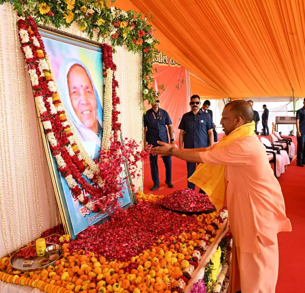 CM Yogi : मां केवल जीवन नहीं, संस्कारों की जननी होती हैं - सीएम योगी