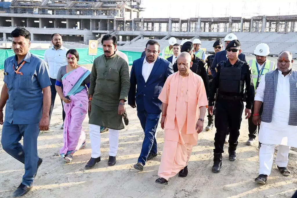 UP CM : मुख्यमंत्री योगी आदित्यनाथ ने दो दिवसीय काशी दौरे पर गंजारी अंतरराष्ट्रीय क्रिकेट स्टेडियम का निरीक्षण किया
