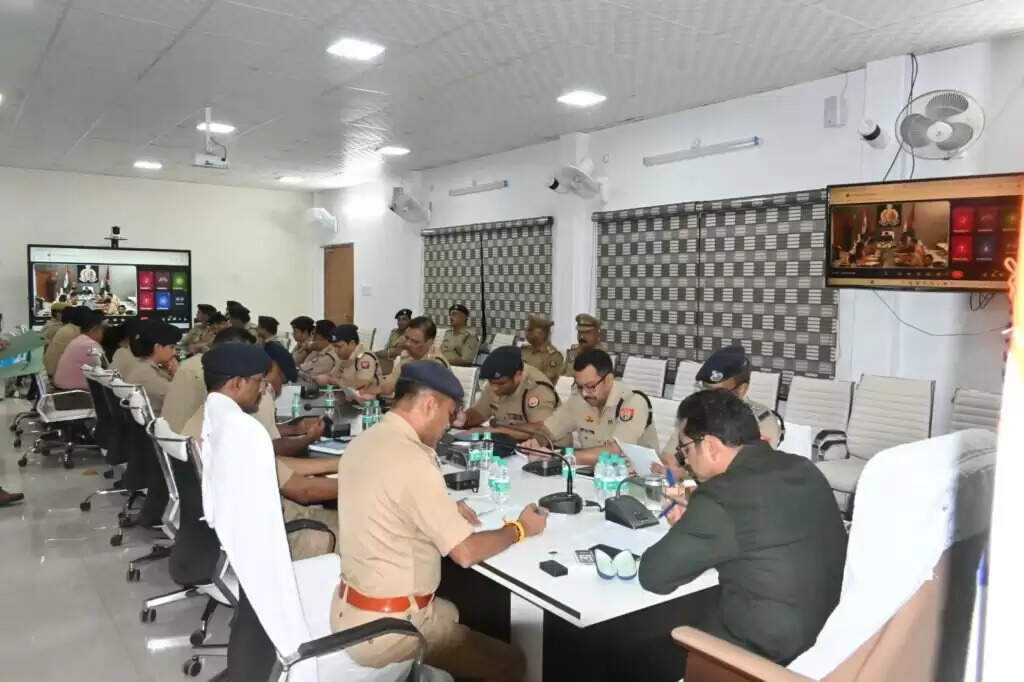 CM Yogi : मुख्यमंत्री के वाराणसी दौरे को लेकर पुलिस आयुक्त ने की सुरक्षा तैयारियों की समीक्षा, अधिकारियों को दिए कड़े निर्देश