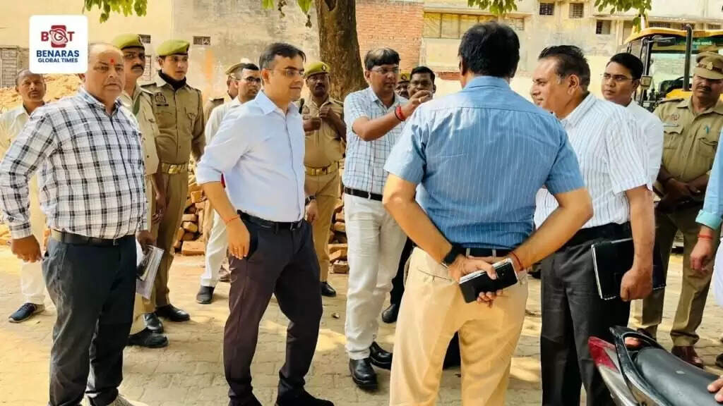Varanasi: जिलाधिकारी ने किया यूनिटी मॉल व कज्जाकपुरा ओवरब्रिज का निरीक्षण, निर्माण कार्यों में तेजी के दिए निर्देश